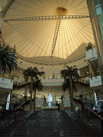 Interior of a shopping center in Doha, Qatar. Credit: Wikimedia Commons